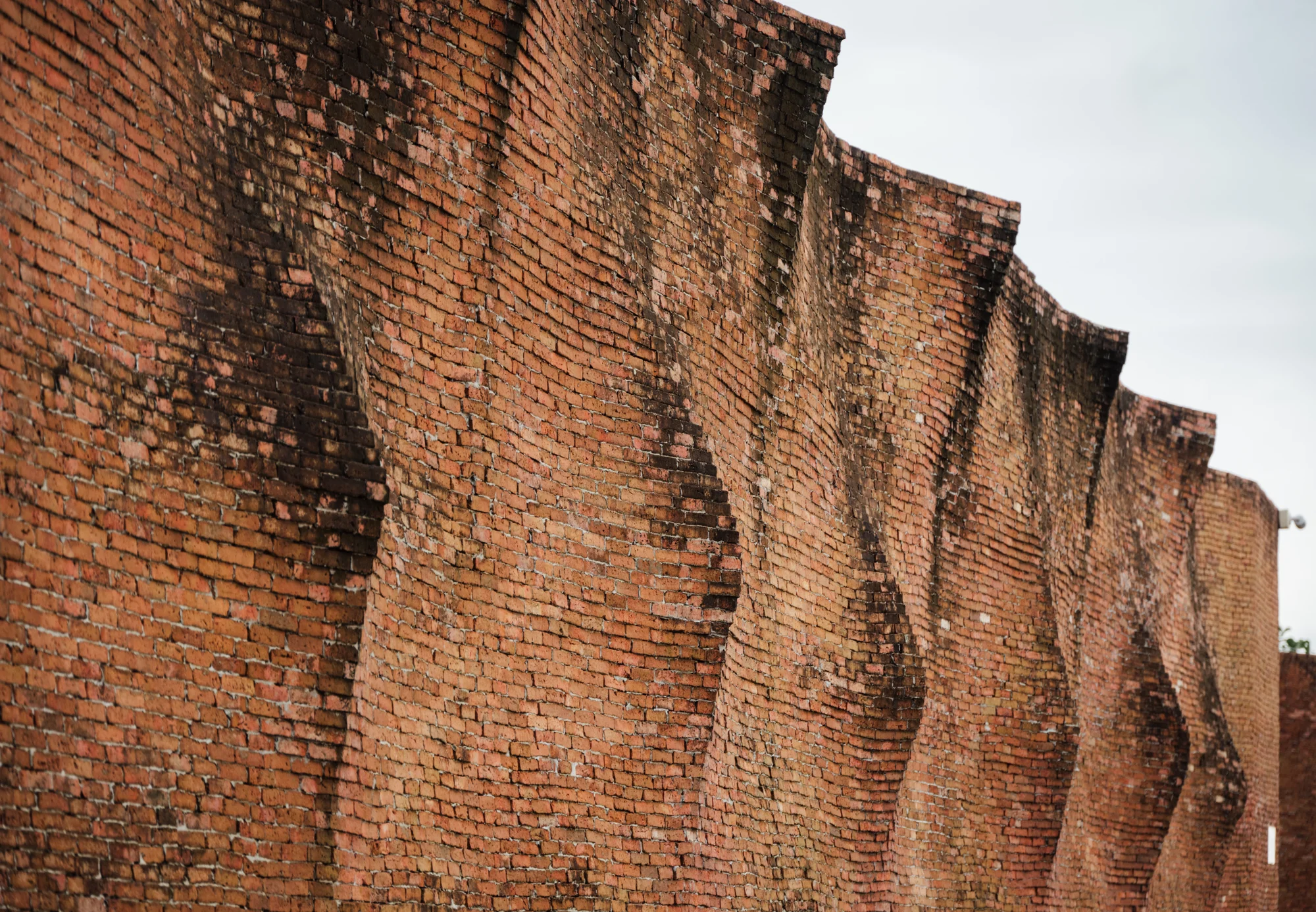Nongchok House — handmade brick wall shaped through computational design